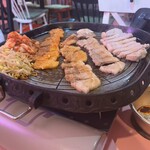 韓国料理 サムギョプサルとフライドチキン スリスリマスリ - 