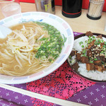 元祖長浜ちゃんぽん - 豚骨ラーメン1杯360円ですが、
18時までのお得なラーメンセット490円にしました。