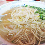 元祖長浜ちゃんぽん - お得なラーメンセットの場合、
ラーメンにはチャーシューが入っておりません。
ネギと炒めモヤシのみで、豚骨ながら草食系な仕上がりになってます。
