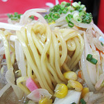 元祖長浜ちゃんぽん - スープはラーメンと同じ醤油豚骨。
炒め野菜の味もブレンドされて、旨みマシマシ。麺はチャンポン麺ではなく、北海道ラーメンのような
かんすいちっくな中太麺。

