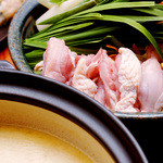 鳥舎 あかさき - 『コラーゲンたっぷりの白鶏なべ』炊き込んだ鶏がらスープに、野菜と自慢のつくね、旨みとダシが旨く調和して絶品です