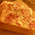ヒノ - 料理写真:ベーコンとミックスチーズのトースト