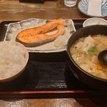 武屋食堂 - 野菜たくさんの豚汁と銀鮭の塩焼き定食1090円