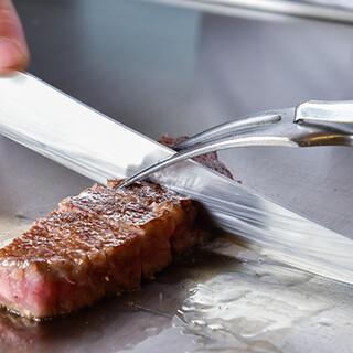 We offer teppanyaki dishes that highlight the charm of carefully selected seasonal ingredients.