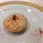レストラン ラタン - アミューズはスモークサーモンのムースが乗ったタルトっぽいもの