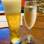 Torattoria Da Ruiji - 左:ペローニナストロアズーロ生ビール850円、右:グラススプマンテ770円　ちょっとクラフトビールみたいな味。