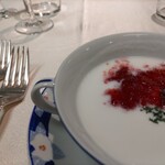 レストラン ラタン - 赤い色はビーツから  じゃがいもではなく白いんげんの冷製スープ  パリならぬ神保町の夕日だそうです