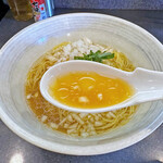 石山商店 - 鶏ベースのスープにシークワーサーの爽やかな酸味が効いていてとても美味しいスープ