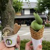 政所園 - 老舗のお茶屋さんが販売している本格的なお抹茶のソフトクリーム(コーン)と相方さんのほうじ茶ソフトクリーム(カップ)