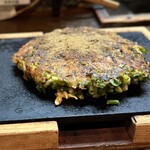 法善寺横丁 やき然 - 焼き色と、ネギのの緑が美しい！