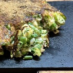 法善寺横丁 やき然 - たっぷりネギと、お出汁の効いた生地が(∩˃ ᵕ ˂∩)