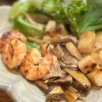 法善寺横丁 やき然 - きのこに集まる エビとホタテの旨味汁がなんとも