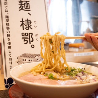製麺所から仕入れるこだわり麺◆シーズンごとに違った味わいも