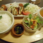 Gabu Licious - サラダ、カップスープ、メイン、ごはん、漬物で850円。