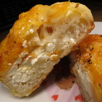 グーグーベーカリー - 【再訪3】Wチーズフランス断面