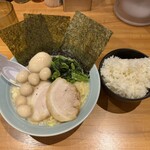 横浜家系ラーメン 魂心家 - 魂心ラーメン(塩、ウズラ増し)+ライス