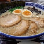 宇明家 - 厚切りもち豚とんこつチャーシュー麺