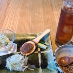 Itasoba Kaoriya - 前菜①蕎麦の実揚げ②枝豆豆腐③鱸の昆布〆④豚しゃぶの梅おろし和え⑤蕎麦焼き味噌&胡瓜
                        お飲み物①烏龍茶
                        蕎麦前らしいラインナップ、ちゃんと作ってあります
                        しかし残念ながら惹き付けられる品は無かった