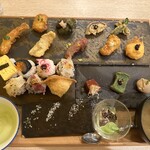 天ぷらと手まり寿司 都 - 上の天ぷら、左からとうもろこし、えのき、なす、万願寺とうがらし、エビ、鱚、鮭、鳥、卵黄