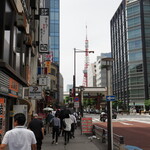 中華そば いづる - 増上寺大門と東京タワー。左の吉野家のところを曲がるとお店