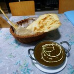 The Kitchen&CAFE - ほうれん草チキンカレー、プレーンナン