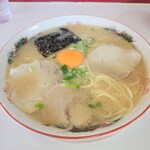 ビッグワン - 玉子ラーメン。真ん中に卵黄がのっかっています。