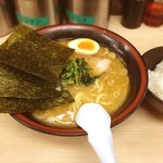 せい家 - 味玉ラーメン550円と期間限定無料サービス中のライス。
デフォのラーメンが500円でそこに50円で味玉がトッピング出来て、しかもライスまで無料に付いてきて、更にライスか半ライスかを選べるというコスパの高さ。これで味に文句つけたらバチ当たりますwいやでも悪くなかったですよ！
一軒挟んで隣に日高屋、更にその斜め前には福しん、お店から垂直に伸びている通りには板橋の有名ラーメン店の支店や500円で替え玉も