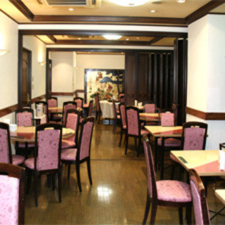 広いお席でお料理をご堪能くださいませ。