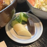 うな中 - うなぎ丼(特上) 2,200円 (お漬物)