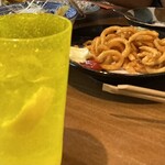 沖縄商店 しむら - 島塩レモンサワー！奥は食べかけのカーリーフライドポテト
