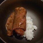 和牛lab K - タレ肉には、白ごはん。乗っけてくれます。