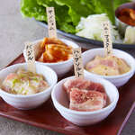 熟成猪的4种口味韩式烤猪五花肉套餐(洋葱酱、蜂蜜芥末酱、香草盐、罗勒)