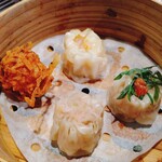 シウマイ横丁 - 焼売四種盛（上から時計回りに海老・梅紫蘇・しそ軟骨・揚げ）