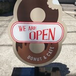 Donut & Cafe Eight - 看板キャラクターが看板に。