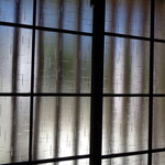 Imasuke - 今助の客室の型板ガラス入りの窓