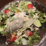 とり誠 - アボカドと温玉のサラダ
