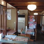 奥に小上がりもあります。個室もあり。