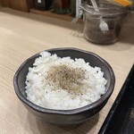 本格派博多うどん はし田たい吉 - 一口飯には黒胡椒たっぷり