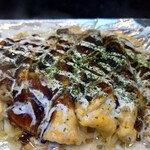 OKONOMIYAKI SHAKU - 数種類のソースがかかっていて、肉厚のとん平焼きは超オススメ