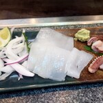 釋 - 剣先イカのお刺身。下足は蒸し焼きにしてあり、絶妙な柔らかさで食べやすい。お刺身にも隠し包丁が入れてあり、たまり醤油が程よく絡んで、とても美味しい