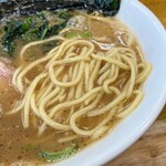 らーめん 喜輪 - 丸山製麺新城店の中細ストレート麺。