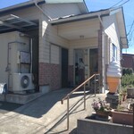 金子牧場 - 手動ドアの中は１畳ほどの広さのみ