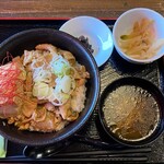 道の駅 みつまた - とろっとろ！モツ煮丼1,100円(税込)