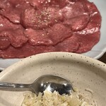 炭火焼肉 日本橋イタダキ - 牛タンはネギ塩が別盛りなのがありがたい