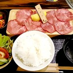 Yakiniku Horumon Koushin - 牛タンセット 肉増量