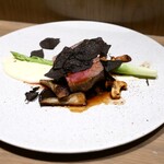 クッカーニャ - 料理写真:『熊本県赤牛のランプ、黒あわび茸、ジロール茸
オーストラリア産黒トリュフ、壱岐のアスパラ』
