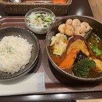 ヴァサラロード - プリえび&野菜カレー　ご飯少なめ