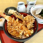 Nagasaka Sarashina Nunoya Tahee - 平日限定ランチセットの海老・野菜天丼  太兵衛そば（冷）、小皿2、お新香、上用饅頭付き