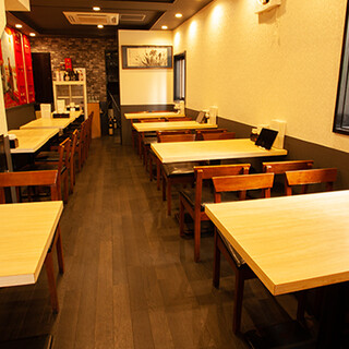 The interior of the store, where you can enjoy watching Dim sum sum being prepared, is a spacious space spread over 3 floors.