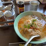 タイシティ - トムヤムビーフンと調味料